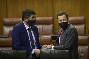 Juan Marín con Juan Manuel Moreno, en el Parlamento.