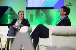 Juan Marín, conversando con Elías Bendodo, en el Congreso del PP andaluz.