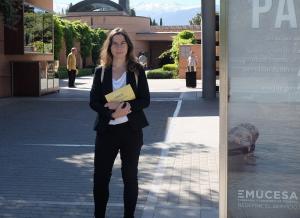 Marta Gutiérrez, en la entrada al cementerio.