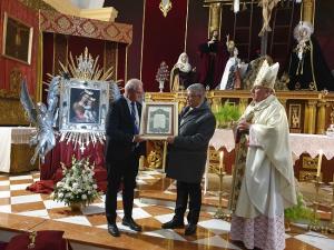 Entrega de la medalla. 