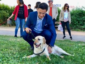 Luis Salvador acaricia a un perro.