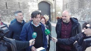 José García Llorente, de la asociación 14 de Abril Costa, acompañado por los representantes de Podemos e IU.