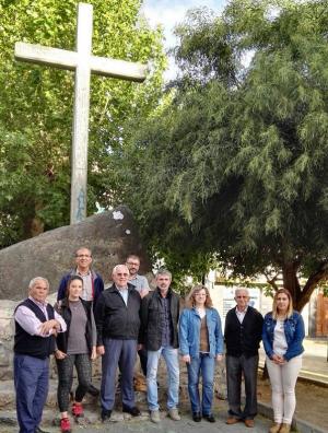 Miembros del PP de Órgiva, junto a la Cruz de los Caídos. 