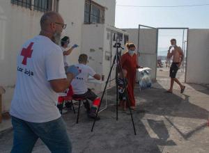 Imagen de archivo de voluntariado de Cruz Roja tomando la temperatura y dando una primera asistencia a migrantes en el Puerto de Motril.