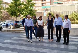 La ministra Elma Saiz con los socialistas de la capital y el secretario provincial, en el Zaidín.