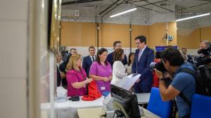 Visita del ministro Óscar López, a la derecha en la imagen, al centro de mayores de Armilla.
