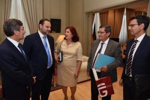 La diputada, junto al presidente de la Diputación y el alcalde de Granada, en la reunión del pasado julio con el ministro.