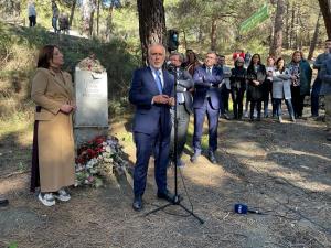 El ministro se dirige a los asistentes a la visita al Barranco de Víznar. 