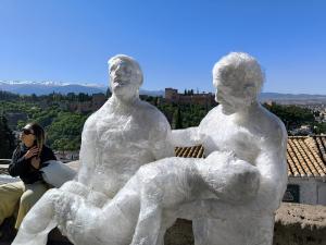 Una de las esculturas efímeras instaladas este miércoles en el Mirador de San Nicolás.