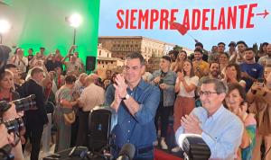 Pedro Sánchez junto al secretario general del PSOE de Granada.