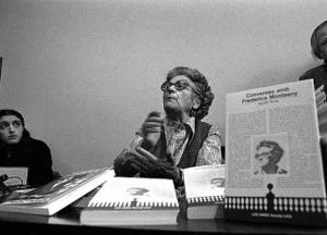 Frederica Montseny en Barcelona en 1977, en su primera visita desde el exilio desde 1939, en la presentación del libro "Converses amb Frederica Montseny: Frederica Montseny, sindicalisme i acràcia", de Agustí Pons i Mir y Maria Aurèlia.