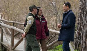 Moreno saluda a dos trabajadores del Parque de Doñana, donde ha pronunciado su Mensaje de Navidad.