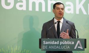 Juan Manuel Moreno, en una visita al Virgen de las Nieves de Granada.