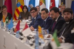  Moreno (tercero por la derecha), este viernes en la Conferencia de Presidentes celebrada en Barcelona. 