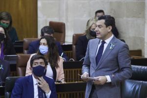 Juan Manuel Moreno y Juan Marín, este jueves en el Parlamento.