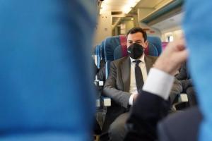 Juan Manuel Moreno, este lunes en el tren Avant de Málaga a Granada. 