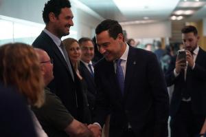Moreno saluda a los diputados provinciales en su visita a la Diputación.