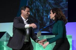 Juan Manuel Moreno abraza a Isabel Díaz Ayuso en el Congreso del PP-A.