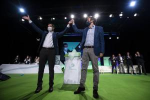 Pablo Casado y Juan Manuel Moreno en la clausura del XVI Congreso del PP-A.