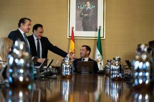 Moreno y el consejero de Universidades, en un Consejo de Gobierno.