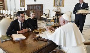 Moreno y su esposa, Manuela Villena, en su visita al Papa.