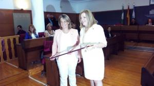 Flor Almón (derecha) recoge el bastón de mando de manos de Luisa Garcia Chamorro.