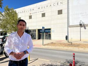 Eduardo Castillo junto al Pabellón Mulhacén.