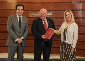 Ana Tárrago con Jesús Aguirre y José Antonio Nieto en el Parlamento.