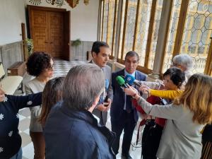 José Antonio Nieto, junto a Lorenzo del Río, atiende a los periodistas. 