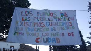 Detalle de uno de los carteles instalados este curso en la Alpujarra en protesta por los recortes en la escuela rural.