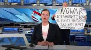 Periodistas protesta en directo contra la guerra en un informativo de una televisión rusa.