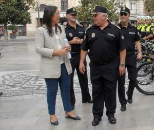 María Francés en un acto con la Policía Local cuando era concejal de Seguridad.