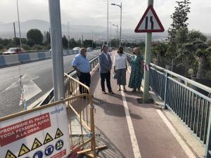 El diputado de Obras y la alcaldesa de La Zubia con otros miembros del gobierno local.