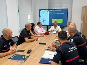 El presidente de Diputación con responables del consorcio y bomberos. 