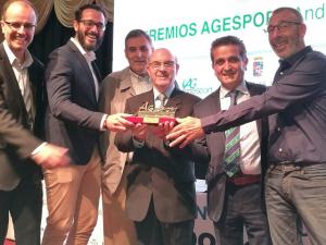 El alcalde de Ogíjares, Francisco Plata, recoge el premio de Agesport.