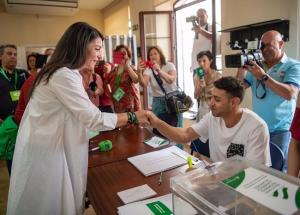 Macarena Olona ejerce su derecho al voto en Salobreña.