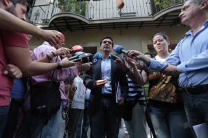 Francisco Cuenca atiende a los periodistas antes de reunirse con Ciudadanos.