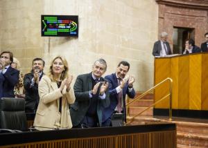 Carolina España, Antonio Sanz y Juan Manuel Moreno, en la sesión del Parlamento de este miércoles.