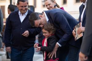 Pedro Sánchez saluda a una pequeña durante su paseo por Granada.