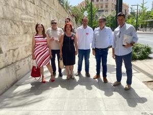 Patxi López con representantes socialistas, este jueves en Granada.