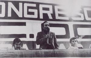 Pedro Vaquero, sentado, a la derecha de la imagen en el primer congreso de CCOO Granada.