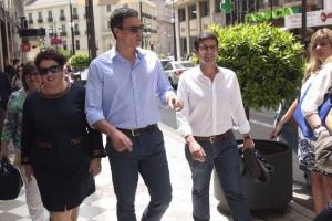 Pedro Sánchez con Francisco Cuenca y Teresa Jiménez el año pasado. 