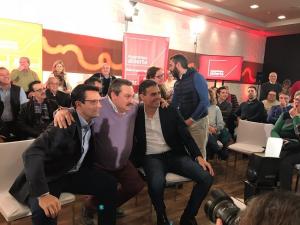 Pedro Sánchez, al inicio del acto, que ha moderado el alcalde de Granada.