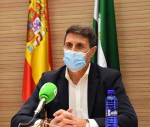 Pedro Fernández, en la comparecencia ante los medios en el Ayuntamiento de Baza.