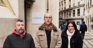 Miembros de Podemos-IU de Padul, en la puerta de la oficina de Endesa en Escudo del Carmen. 