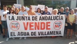Manifestantes con una de las pancartas de protesta, frente de la Delegación de Minas. 