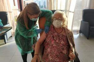 Pilar Martín, que fue una de las primeras residentes en recibir la vacuna en Granada, en la segunda puesta.