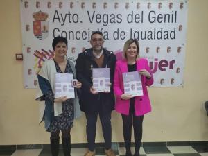 El alcalde de Vegas del Genil con la concejala de Igualdad y la diputada provincial de Igualdad. 