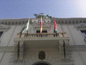 Detalle de la fachada del Ayuntamiento de Granada, en la Plaza del Carmen.