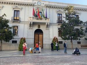 Imagen del Ayuntamiento de Granada, este martes, cerrado para proceder a su desinfección.